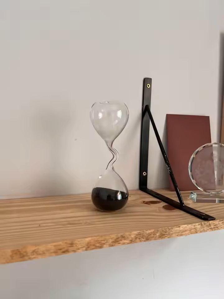 Interior Design Years Of School - 곡선 디자인 블랙 모래시계 모던 스타일